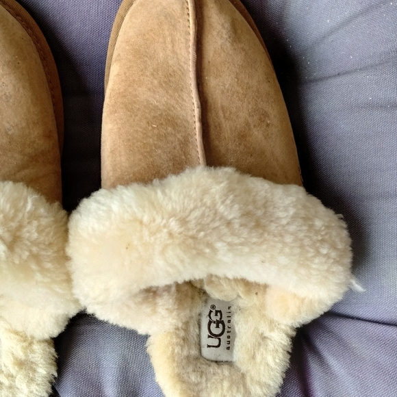 Ladies UGGS - Picture 2 of 4